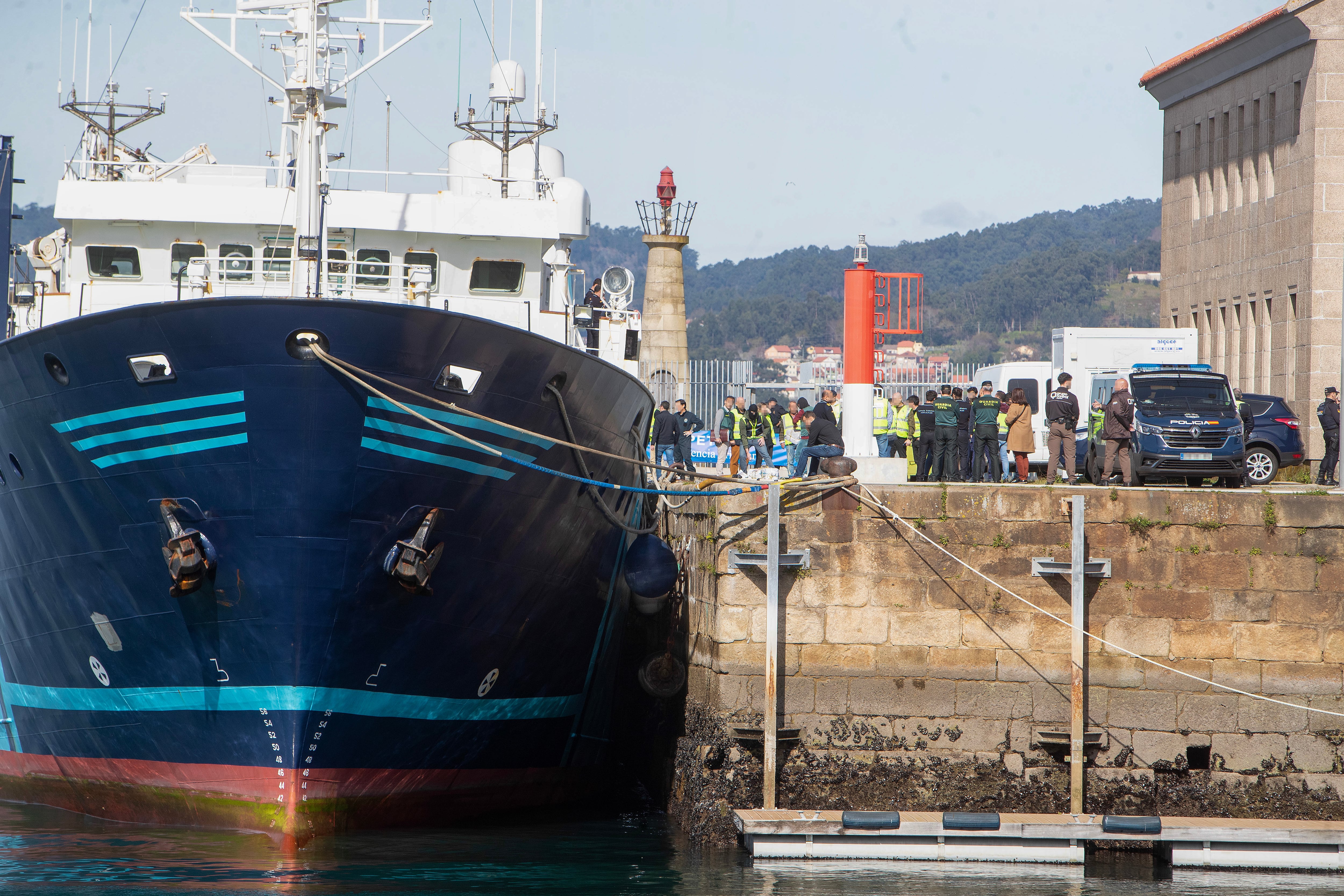 VIGO, 28/02/2024.- El Petrel, buque del Servicio de Vigilancia Aduanera, ha llegado este miércoles a Vigo con un detenido y 200 kilos de droga que fueron incautados en alta mar, a 500 millas de las Islas Canarias. EFE / Salvador Sas
