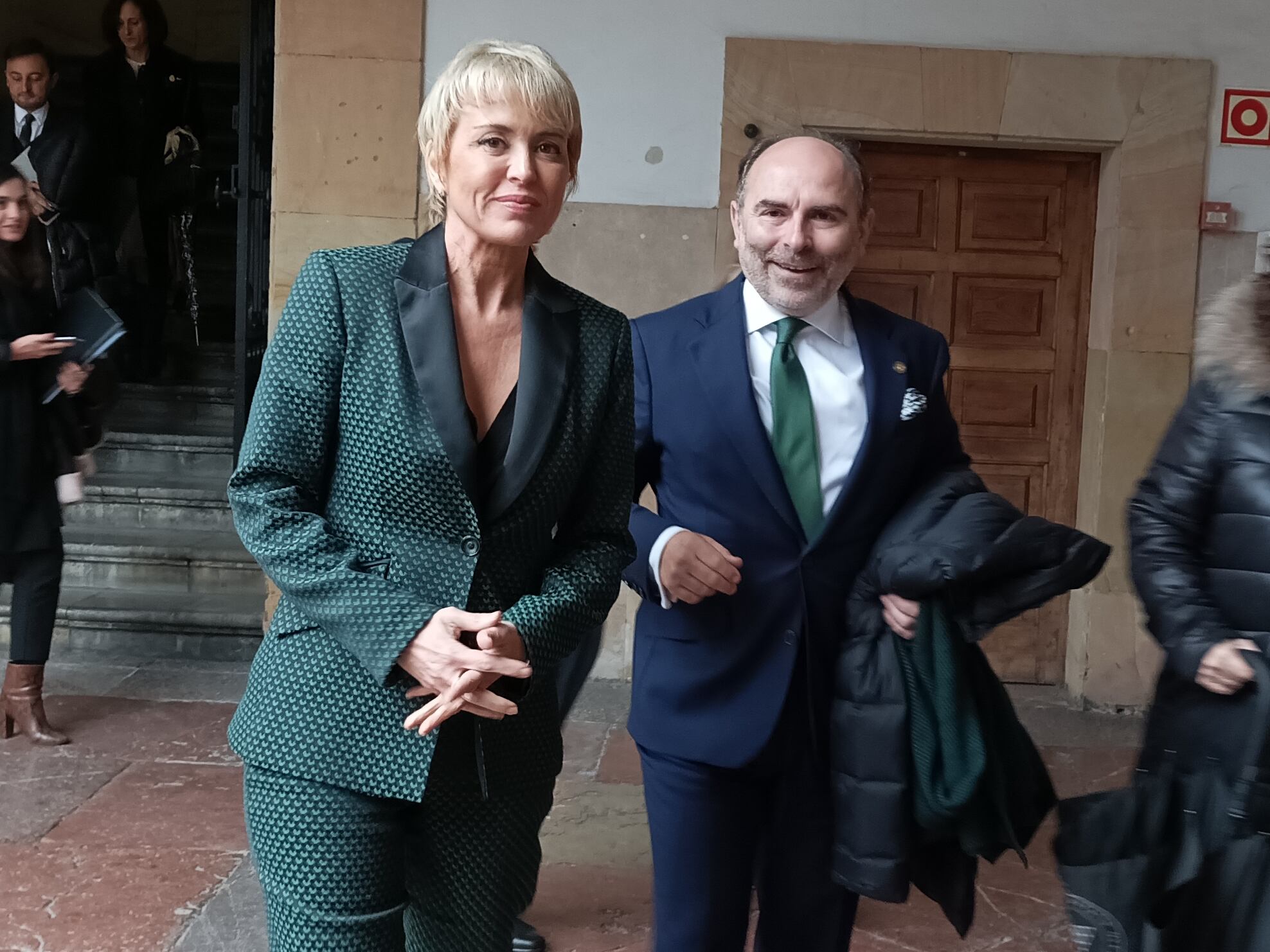 Carme Artigas e Ignacio Villaverde, esta mañana en el patio del Edificio Histórico de la Universidad de Oviedo