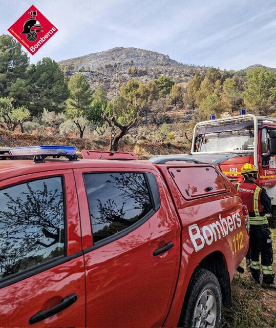 Bomberos en el incendio de Turballos