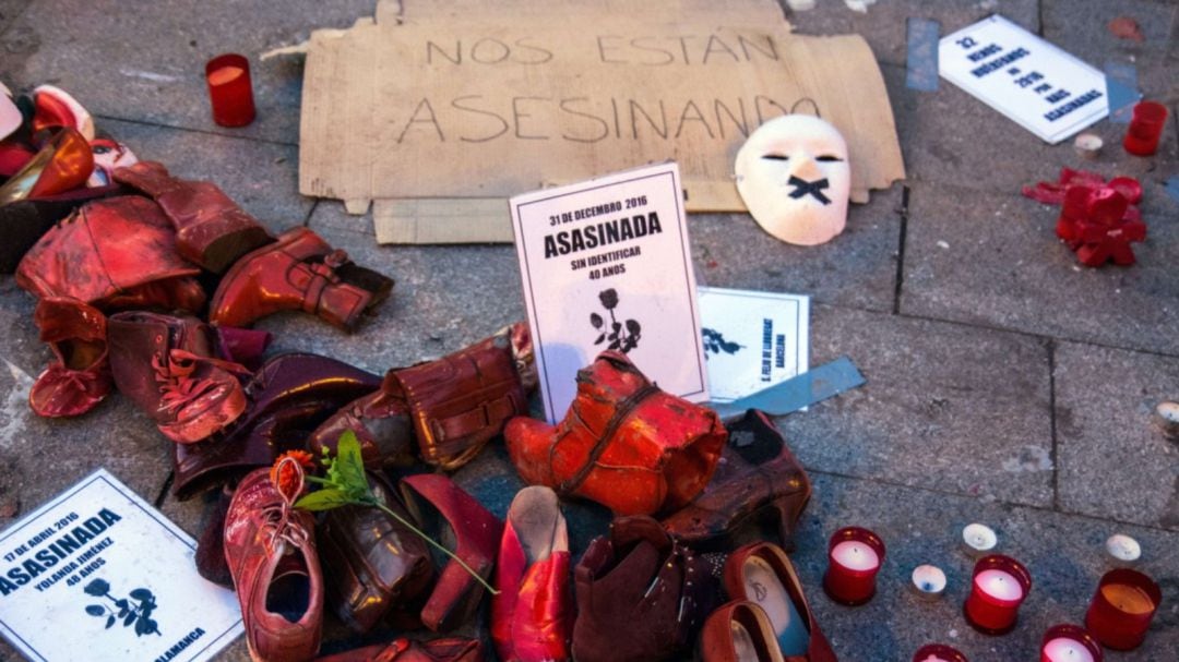 Protesta contra los asesinatos machistas con zapatos manchados de rojo simbolizando sangre