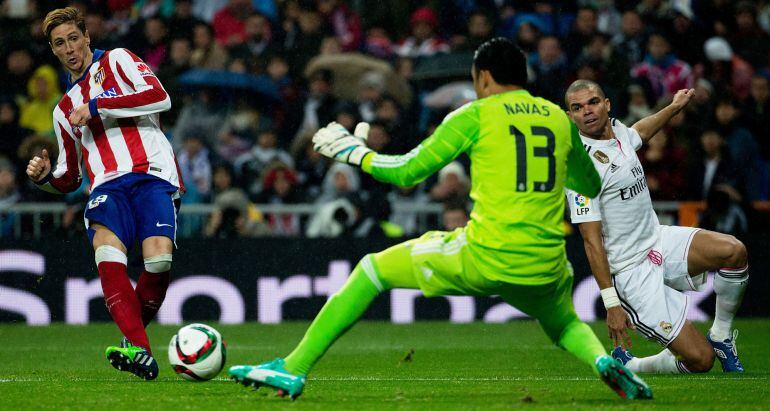 Fernando Torres hace su segundo tanto ante el Real Madrid en la vuelta de los octavos de final de la Copa del Rey.