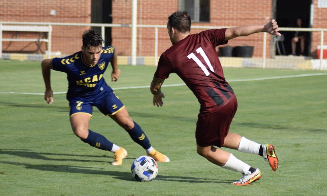 Pruden Sáez encara a un futbolista del UCAM Murcia B