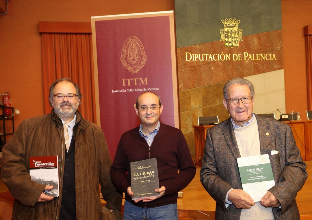 Pedro Miguel Barreda, hijo del autor del mismo nombre, con el libro póstumo, ' Te espero en Puentecillas'; el escritor Francisco Javier de la Cruz, autor de ' Palencia, la Ciudad y sus Alcaldes'; y el escritor Marcelino García Velasco, autor de 'Cartas Viejas'