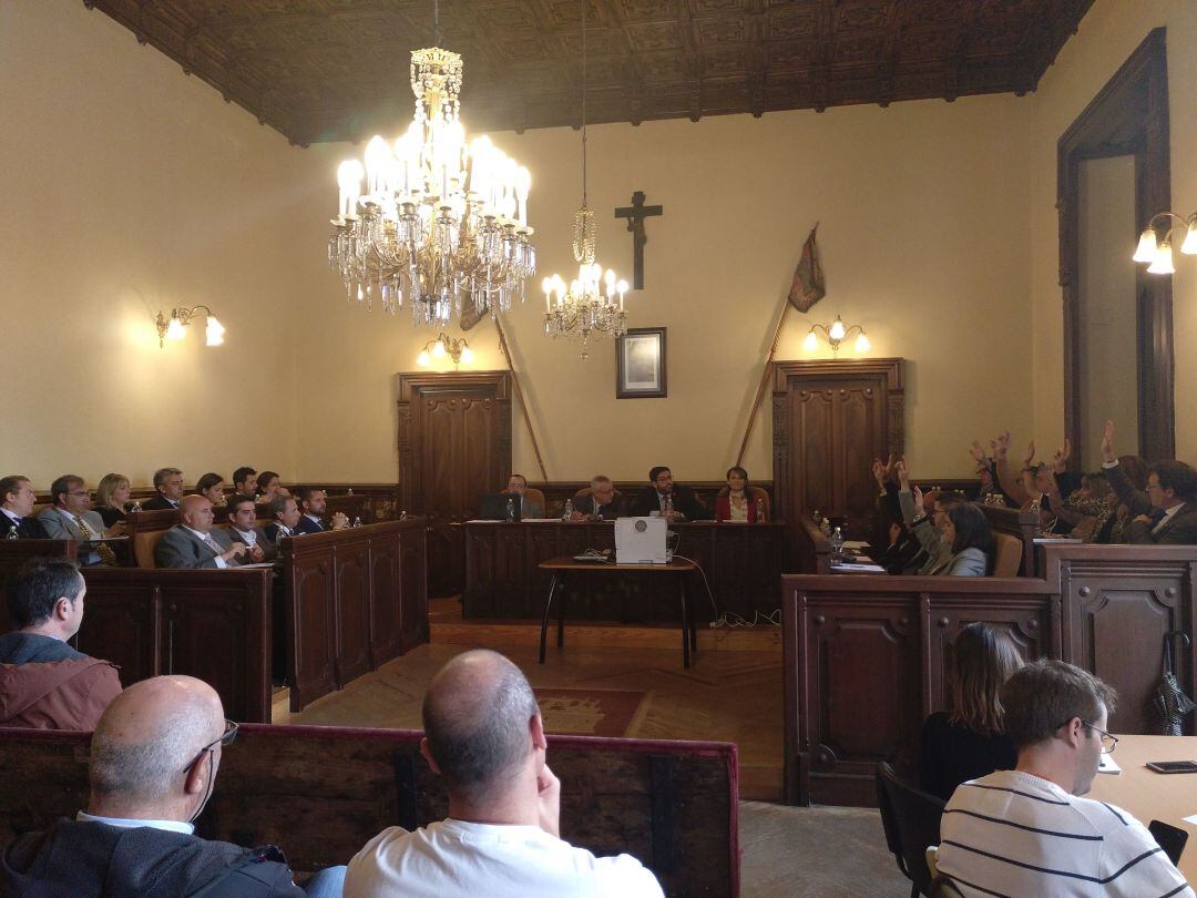 Momento en el que los concejales del PP y PSOE votan en contra de las Ordenanzas Fiscales 