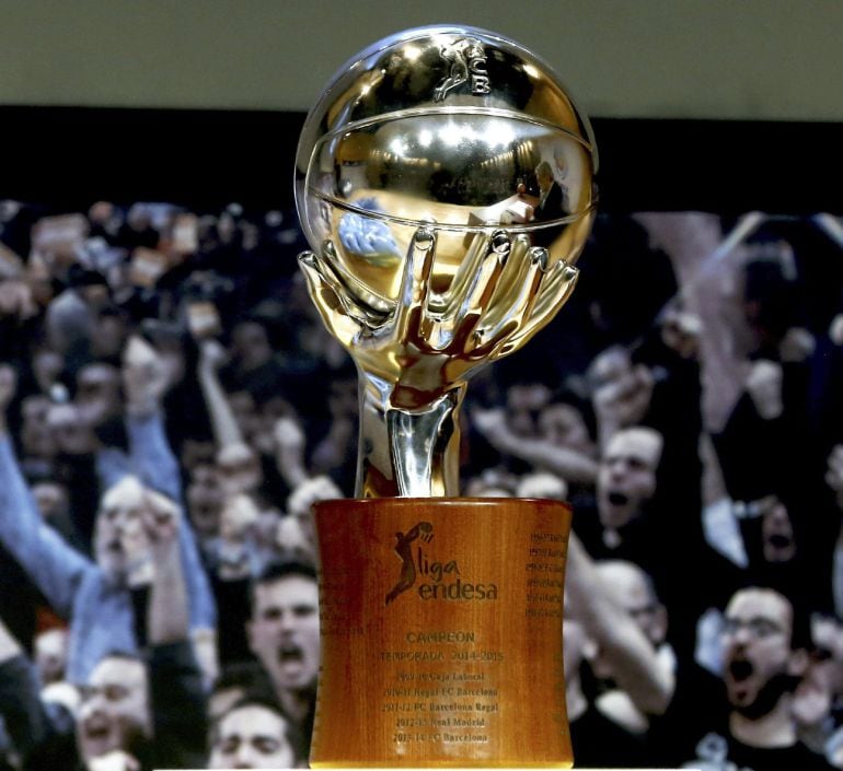 ***CORRECCIÓN PIE DE FOTO*** GRA108. MADRID, 25/05/2015.- La Copa de la Liga Endesa durante la gala de presentación de los &#039;playoffs&#039; que jugarán Real Madrid, Herbalife Gran Canaria, Bilbao Basket, Valencia Basket, FC Barcelona, FIATC Joventut, Unicaja y Laboral Kutxa, se pusieron de largo en el Auditorio de la sede de Endesa de Madrid. EFE/Sergio Barrenechea