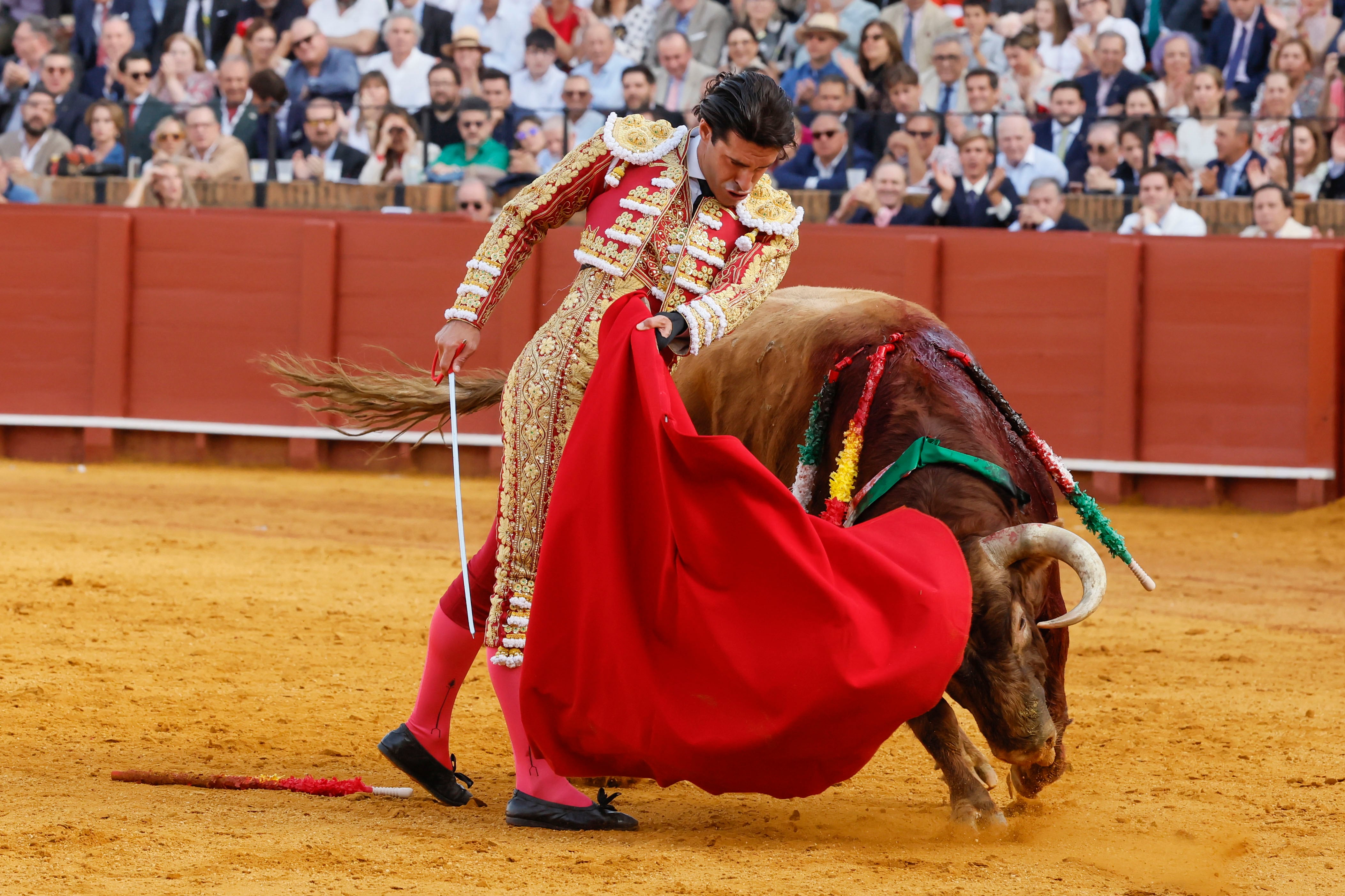 SEVILLA, 21/04/2026.- El diestro Alejandro Talavante durante la décima corrida de la Feria de Abril de Sevilla, con reses de la ganadería de Núñez del Cuvillo, este martes en la plaza de la Maestranza. EFE/José Manuel Vidal
