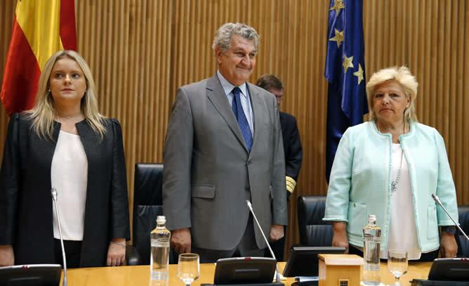 El presidente de la Cámara Baja, Jesús Posada, junto a las presidentas, de la Fundación de Víctimas del Terrorismo, Mari Mar Blanco, y de la Asociación Víctimas del Terrorismo, Ángeles Pedraza