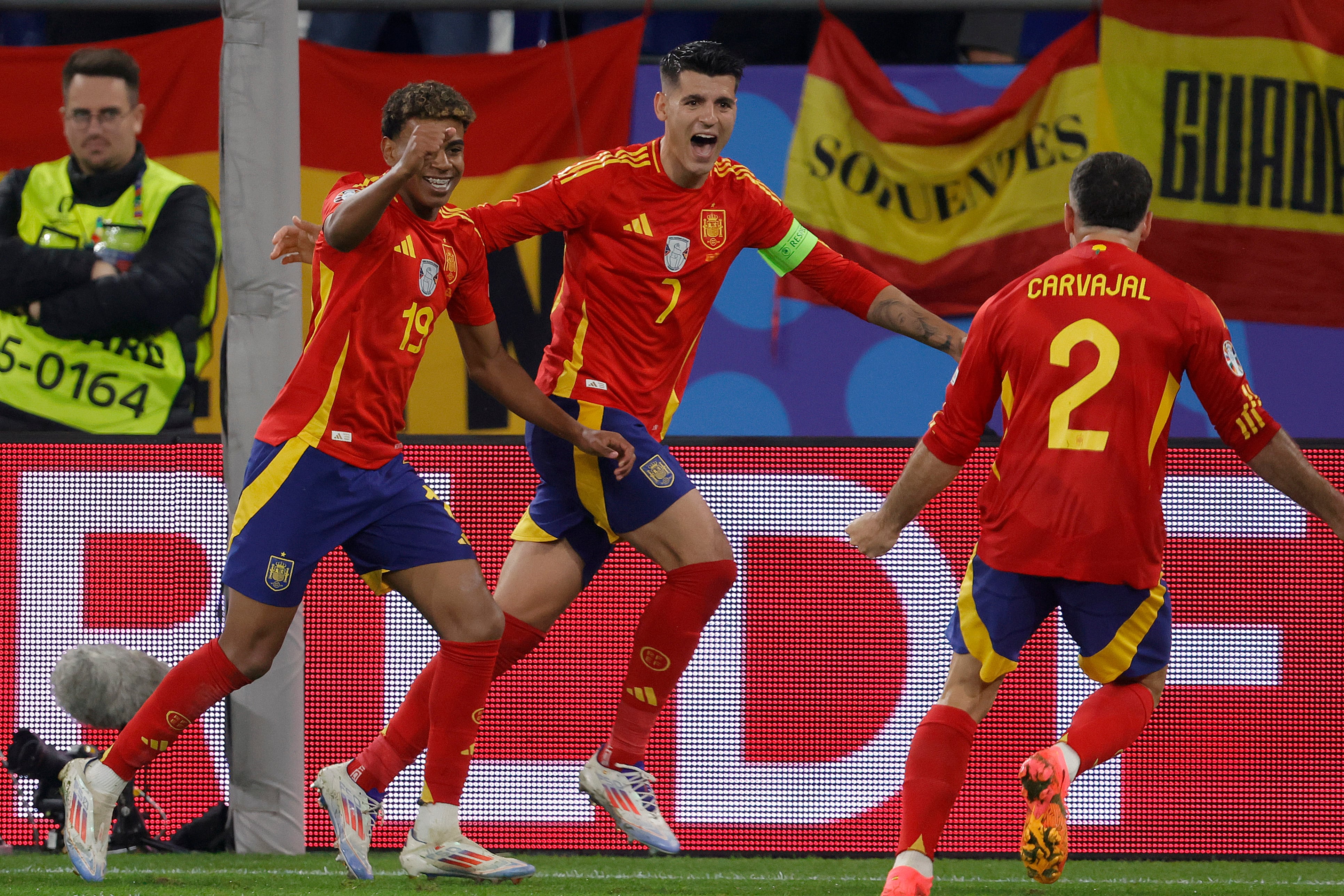 Morata, Carvajal y Lamine Yamal celebran el gol de España.