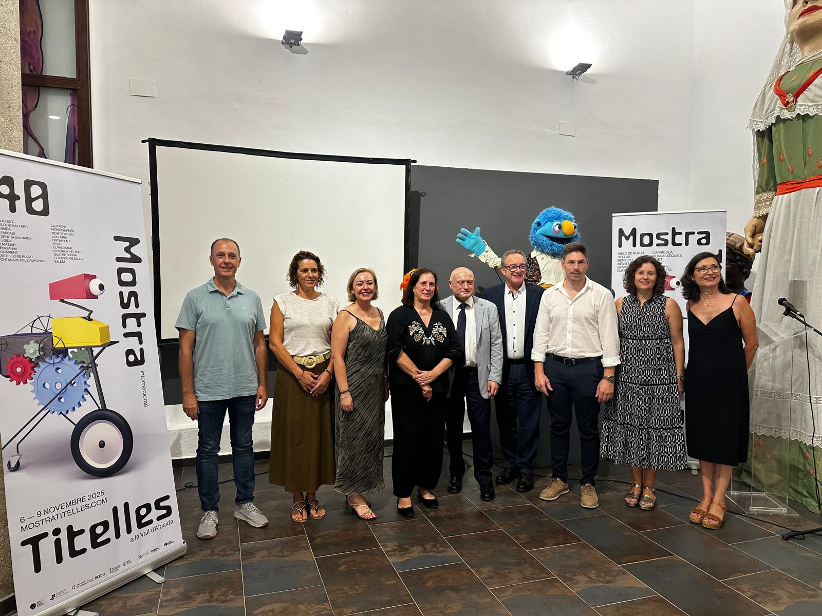 Autoridades, representantes institucionales y organizadores durante la presentación de la 40ª edición de la Mostra Internacional de Titelles de la Vall d’Albaida en el Museu Internacional de Titelles d’Albaida