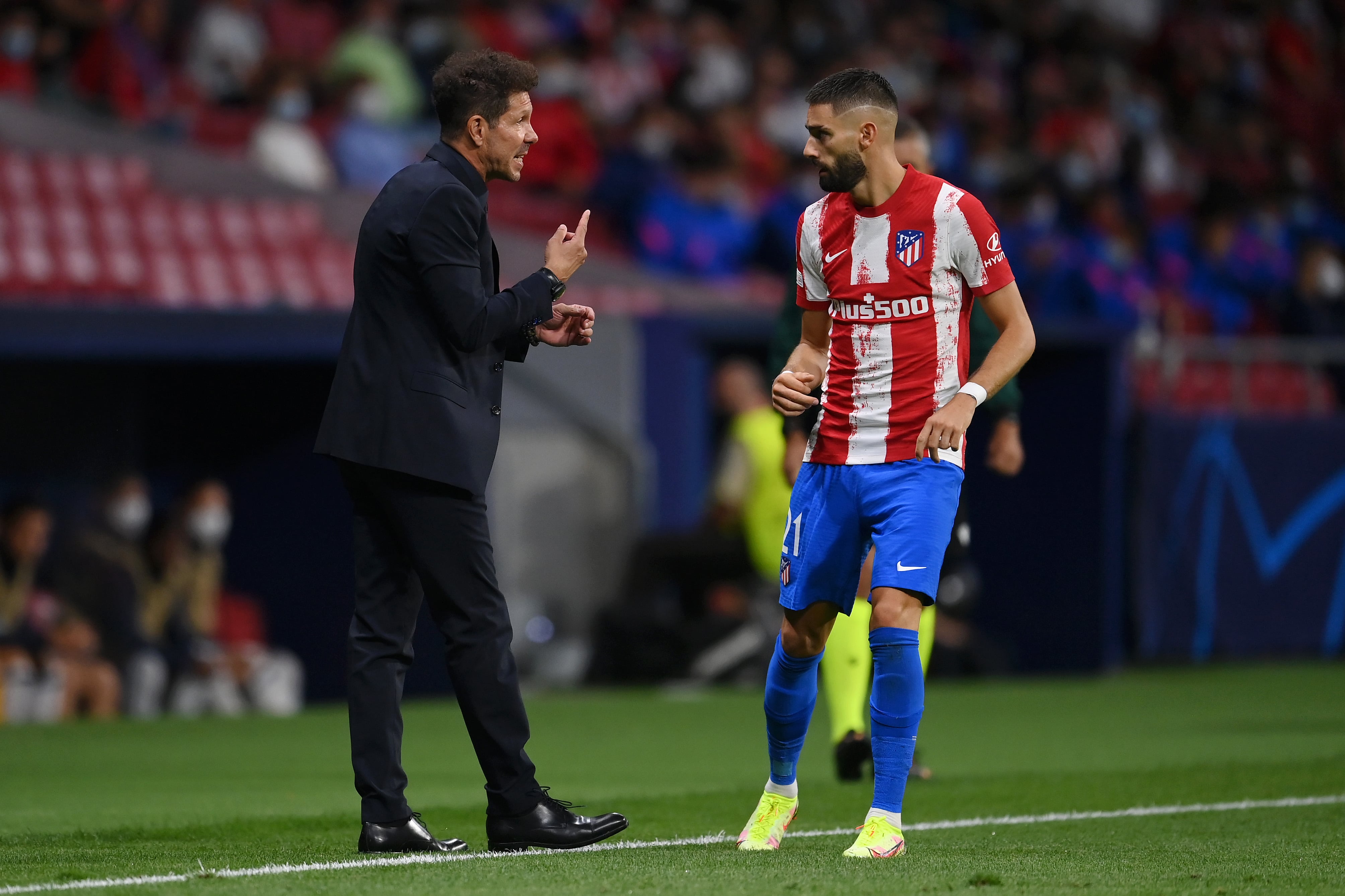 Simeone habla con Carrasco, durante un partido de Champions en 2021.