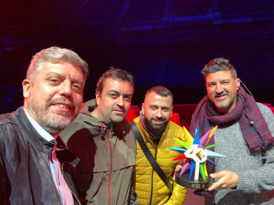 De izquierda a derecha: Vicent Argudo, Toni Sánchez, Carlos Lorente y Tony Aguilar, que sostiene un premio Golden de LOS40.