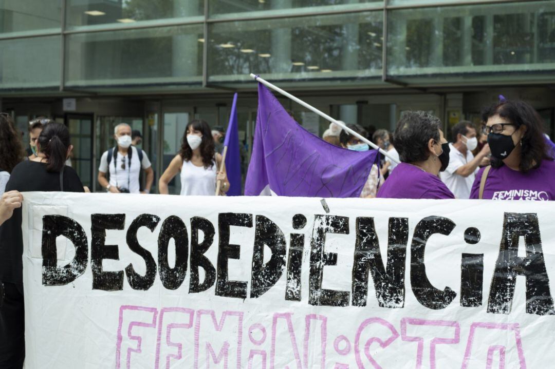 Imagen de una de las concentraciones realizadas ante la Ciudad de la Justicia de València donde se celebraban los juicios