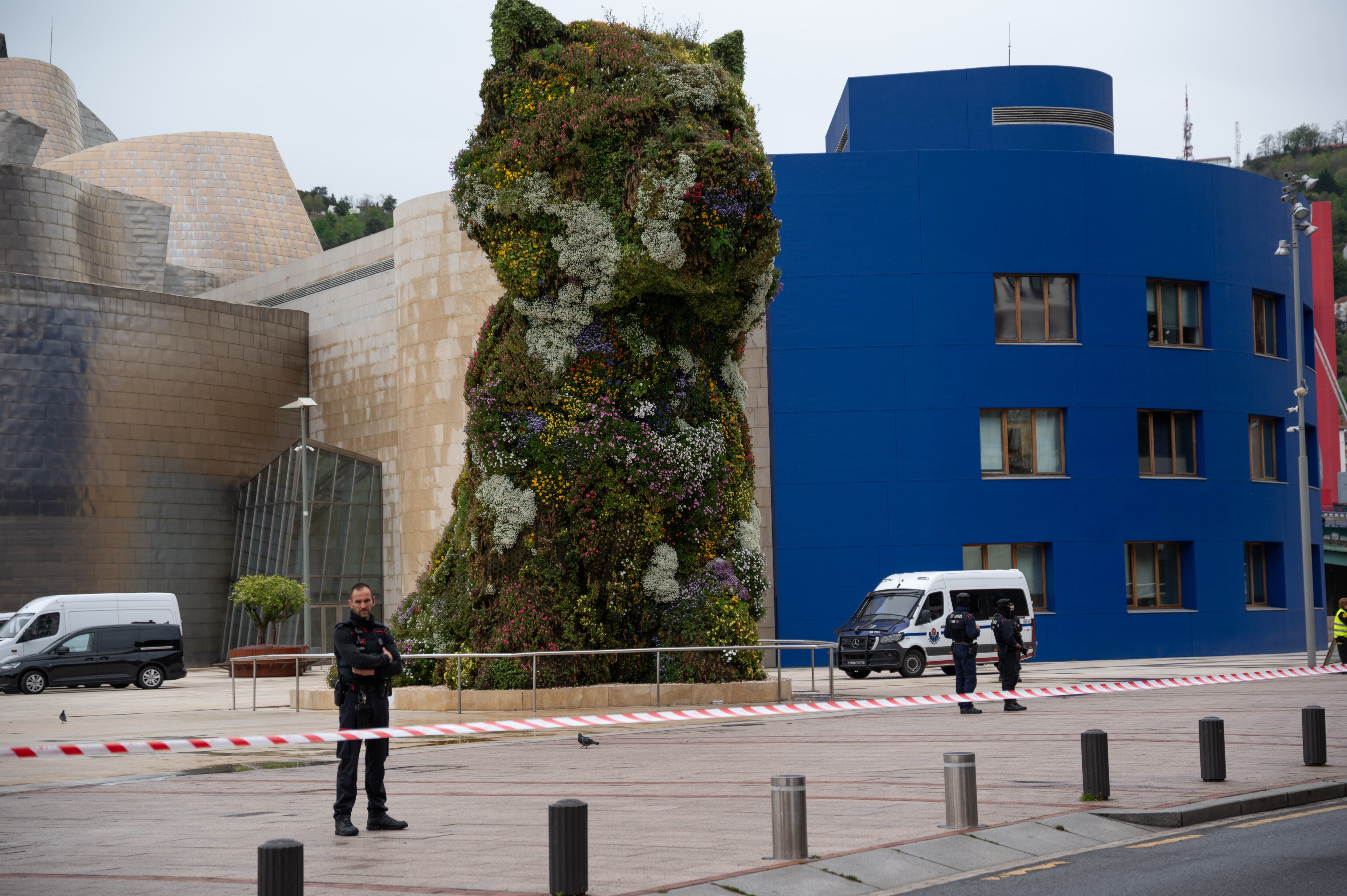 La Ertzaintza ha desalojado el Museo Guggenheim Bilbao por el hallazgo en su interior de un objeto sospechoso y mantiene acordonada la zona a su alrededor mientras procede a la inspección correspondiente.