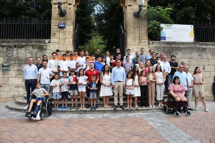 Deportistas que recibieron becas ( Archivo )