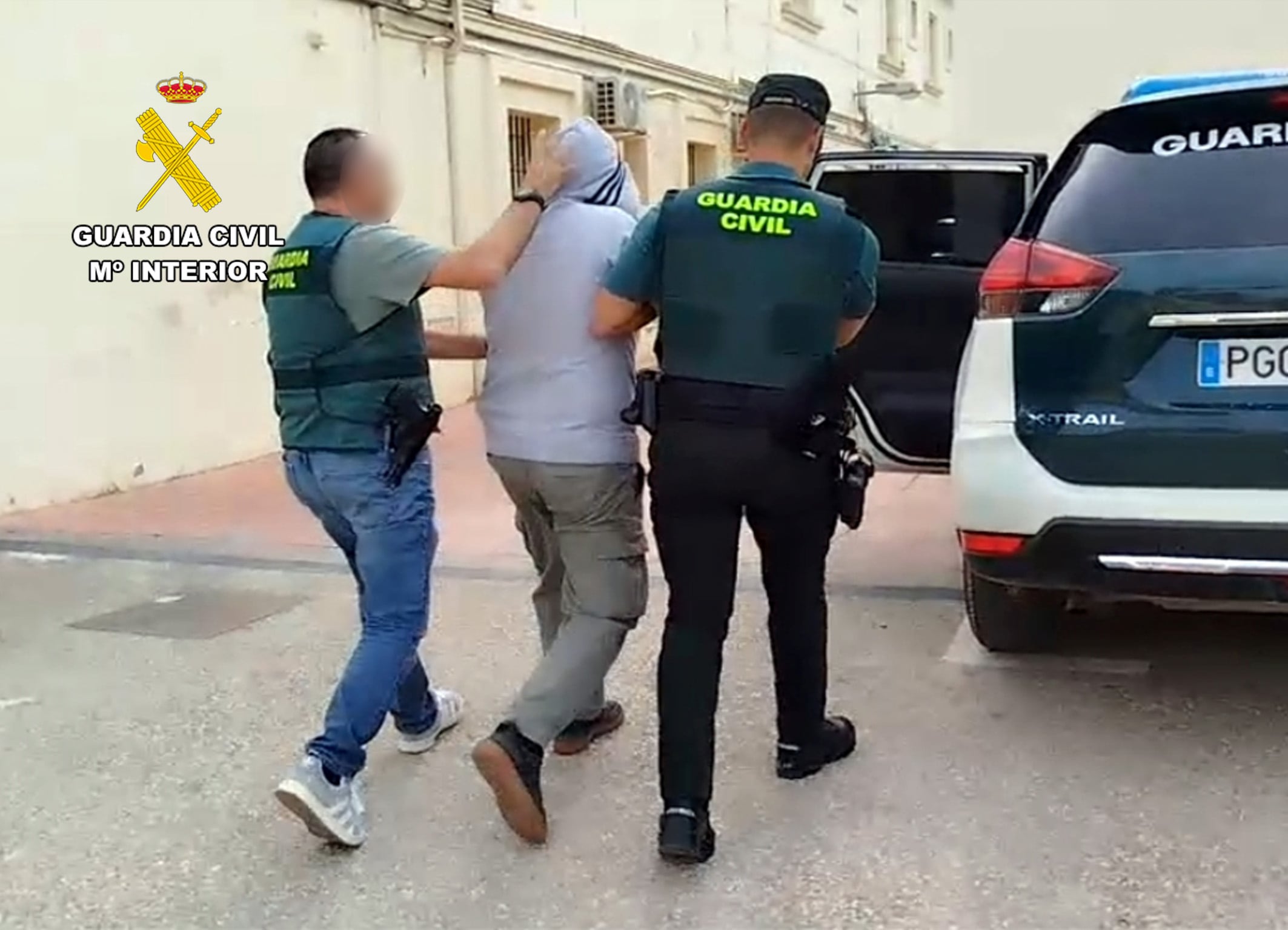 Agentes de la Guardia Civil trasladan a uno de los detenidos en las operaciones ‘Donate’, ‘Parajeluz’ y ‘Probidance’