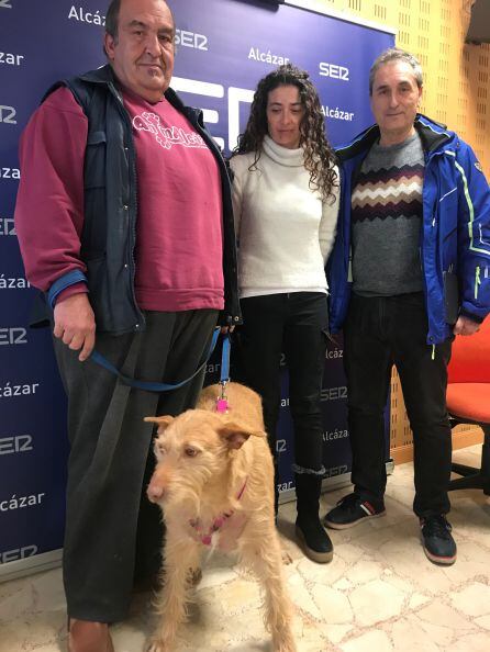 &#039;Dobi&#039; junto a dos voluntarios de &#039;Animalcázar&#039; y Manoli, adoptante de un perro