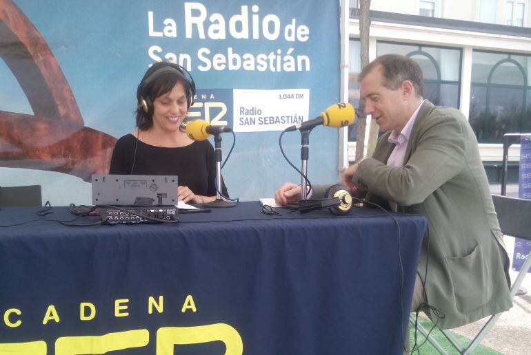 El director de la Quincena Musical, Patrick Alfaya, durante el programa Hoy por Hoy Gipuzkoa.