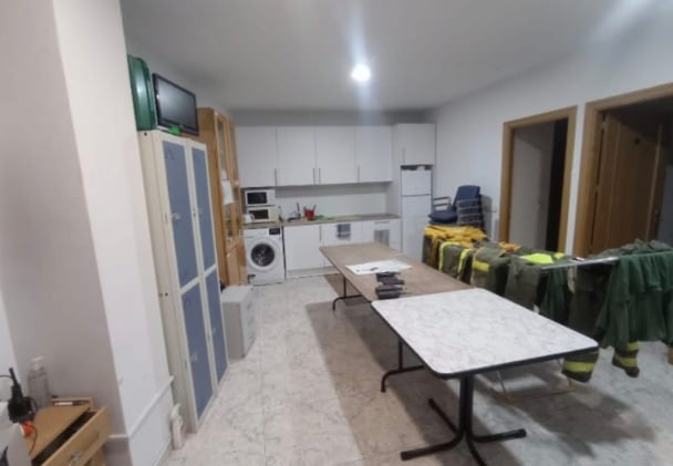 Foto de una de las bases en la que se ven los EPIs de los forestales en un tendedero en la cocina.