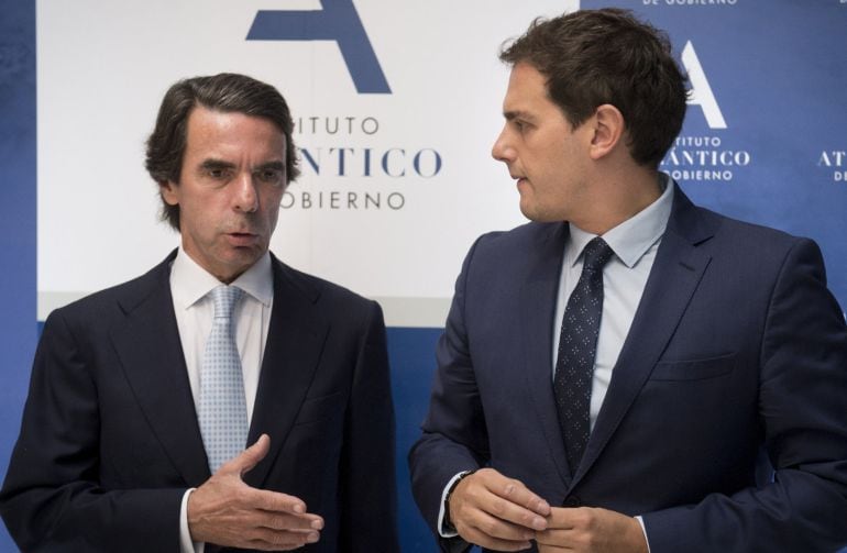 El presidente de Ciudadanos, Albert Rivera (d), acompañado por el expresidente del Gobierno José María Aznar-