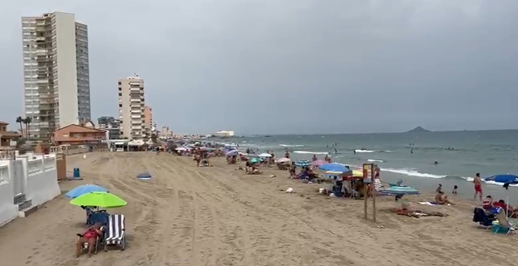 Los bañistas siguen disfrutando de las playas de la Región de Murcia este mes de septiembre