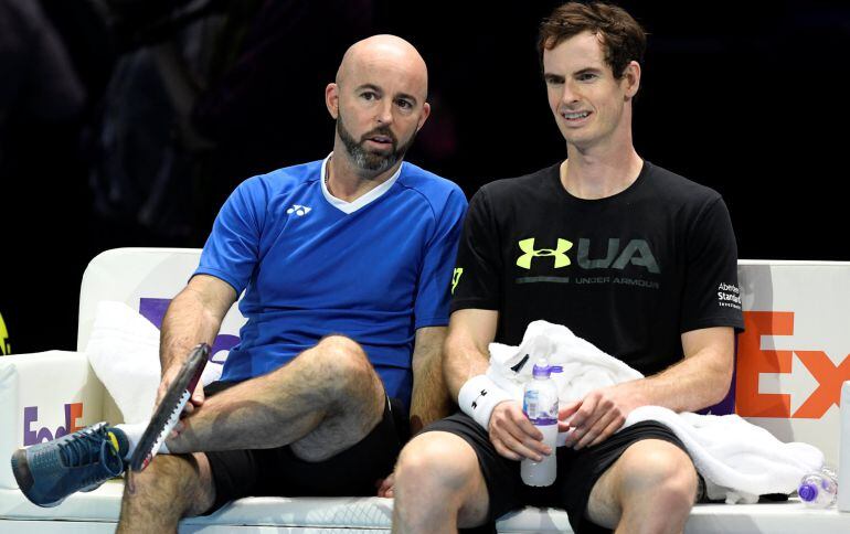 Murray y Jamie Delgado durante un entrenamiento en el O2 Arena de Londres