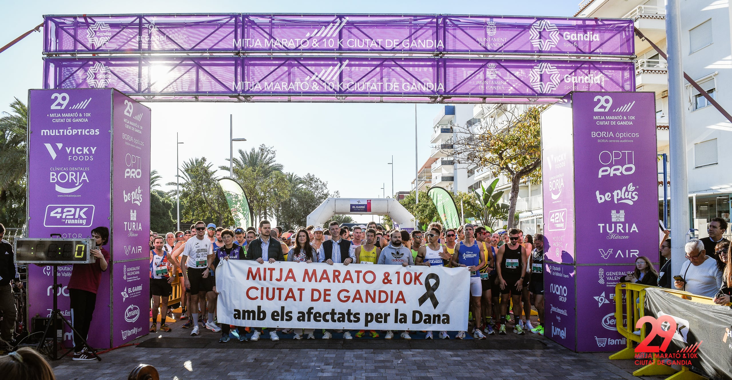 Minuto de silencio antes de la salida de la Mitja Marató de Gandia