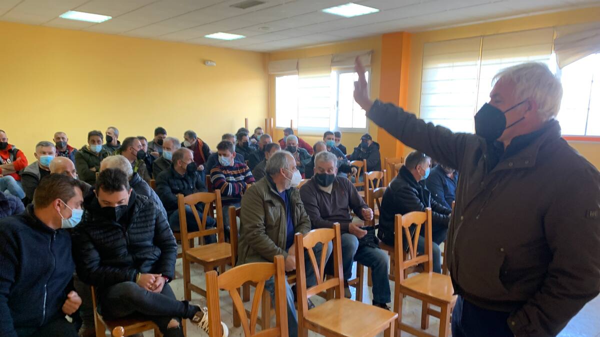 Un millar de transportistas bercianos secundan el paro indefinido ante la situación de "quiebra"