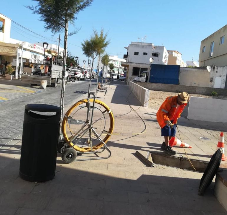 Uno de los operarios de Telefónica durante los trabajos