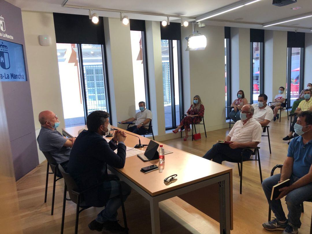 El delegado de la Junta en Albacete y el delegado provincial de Fomento junto a más de 25 alcaldes y alcaldesas de la provincia albaceteña.