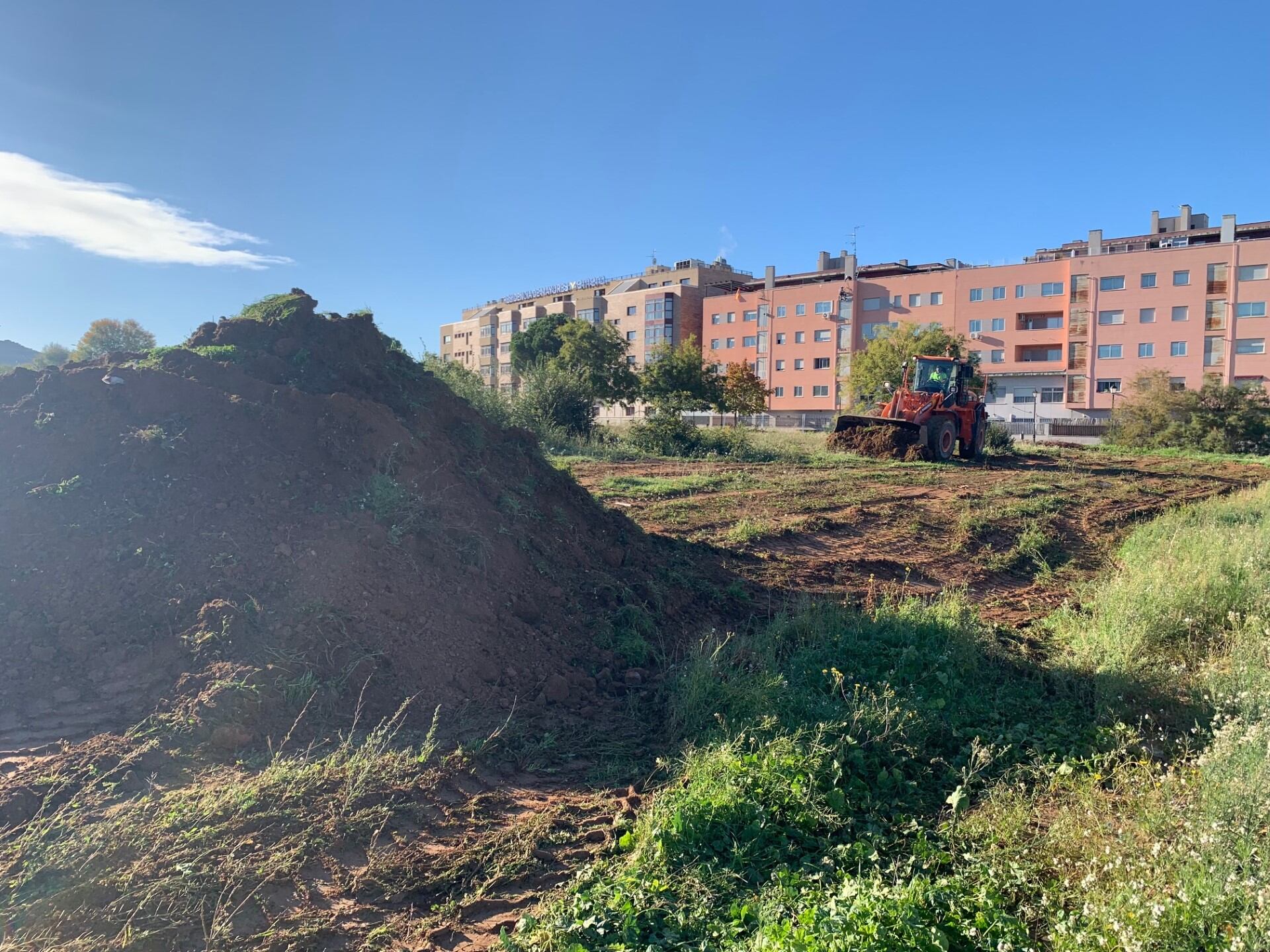 Movimiento de tierras en la parcela del Parque de Bomberos