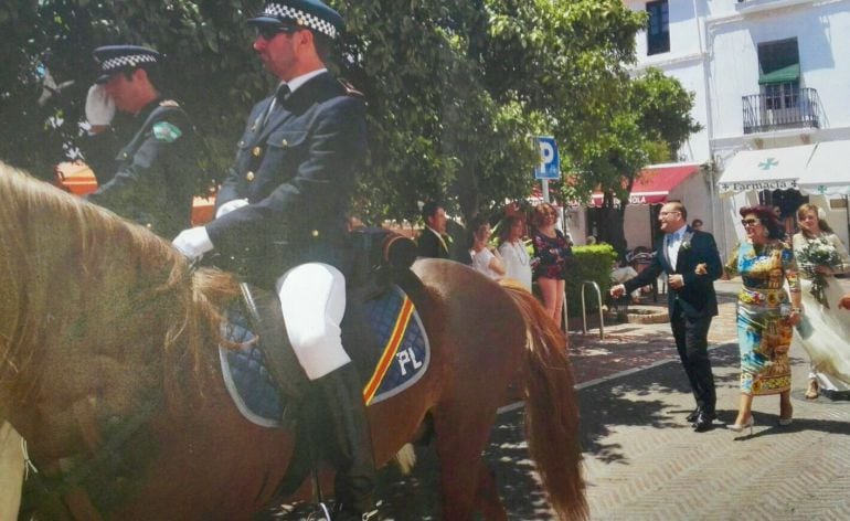 Los dos policías locales montados a caballo abrian el cortejo de los novios en Marbella (Málaga)