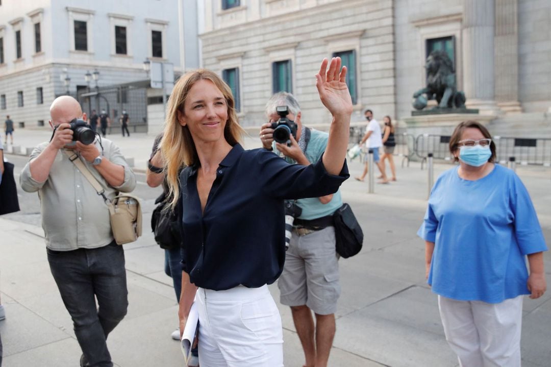 La hasta hoy portavoz del PP en el Congreso, Cayetana Álvarez de Toledo (c), atiende a la prensa este lunes a las puertas del Congreso.