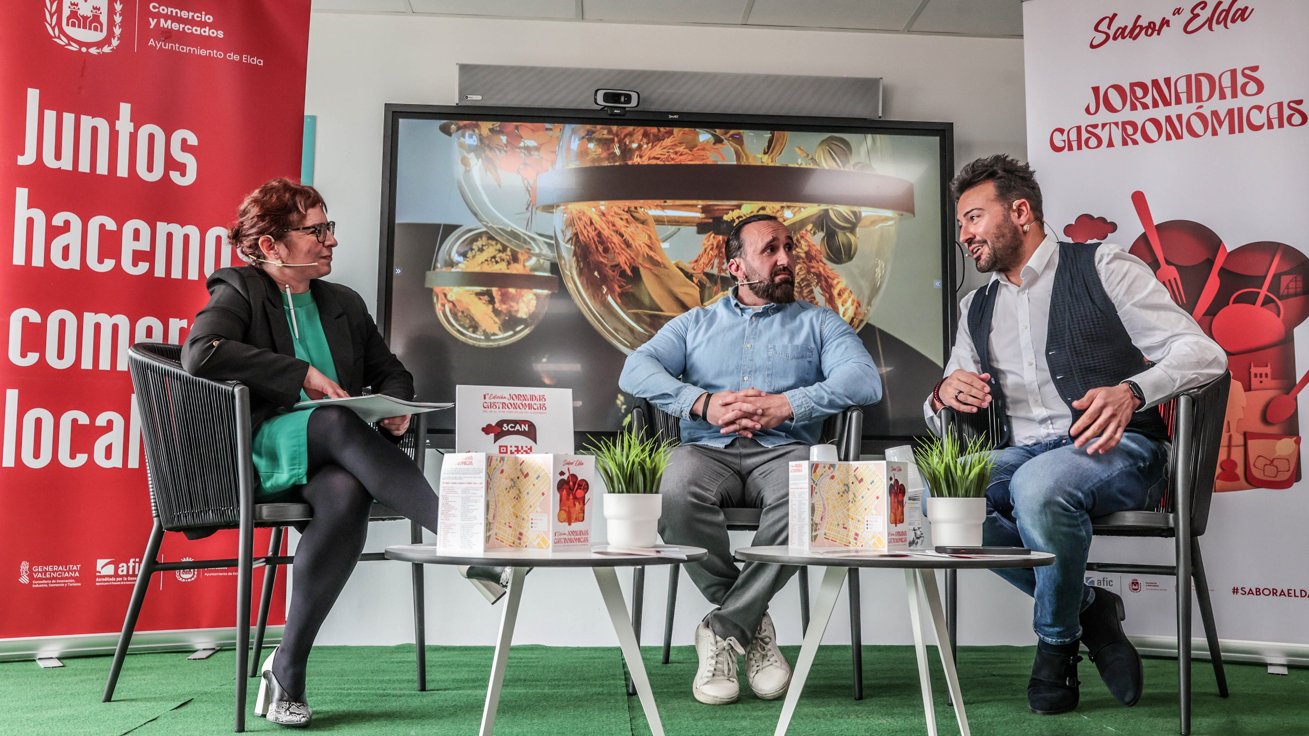 Rosa Vidal, concejala de Turismo de Elda, junto a Jacob Torreblanca, artesano pastelero y Pablo Montoro, chef eldense