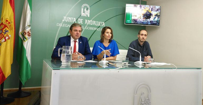 El delegado de Medio Ambiente, Juan Eugenio Ortega, (izquierda), la delegada del Gobierno, Ana Cobo, y un técnico del Plan Infoca.