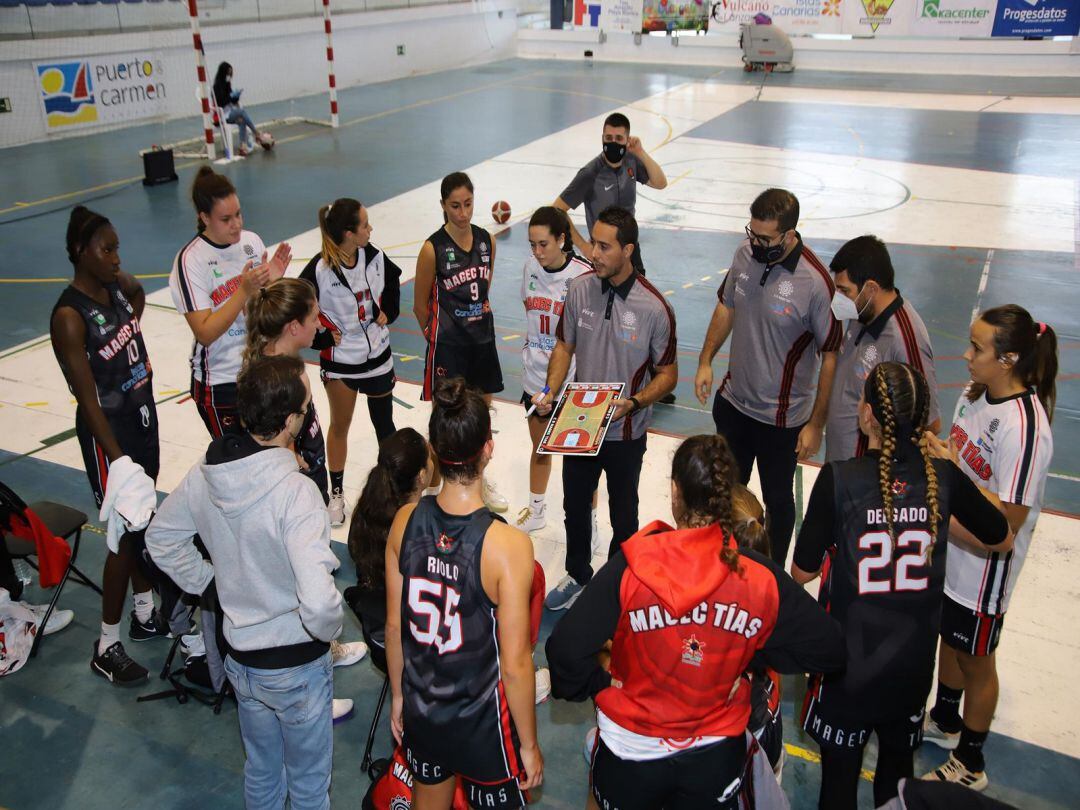 Aday Villalba dirigiendo uno de los partidos del Magec Tías.