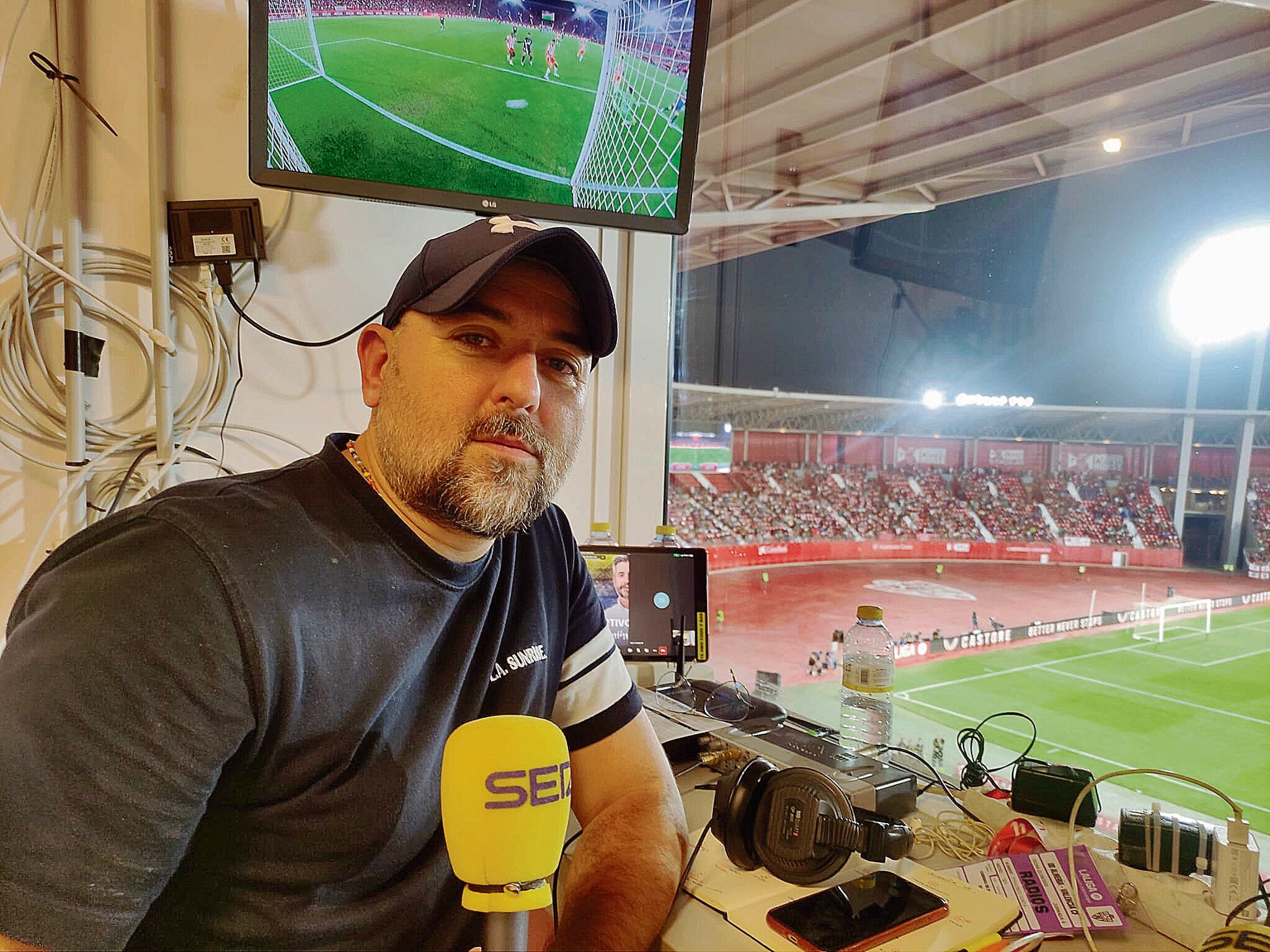 Guaita en la cabina de la SER del Mediterráneo.