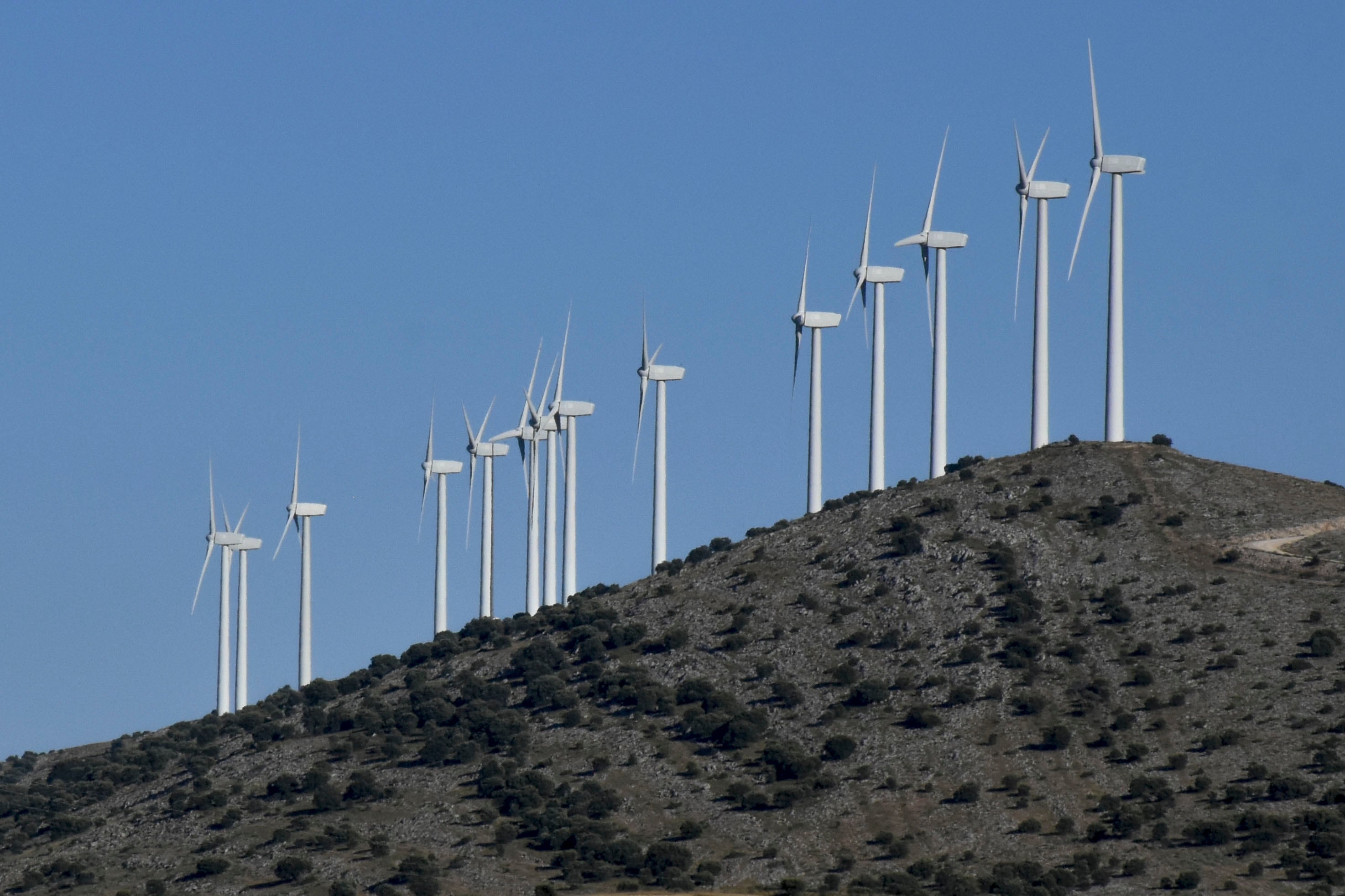 Vista de varios aerogeneradores en Zaragoza.