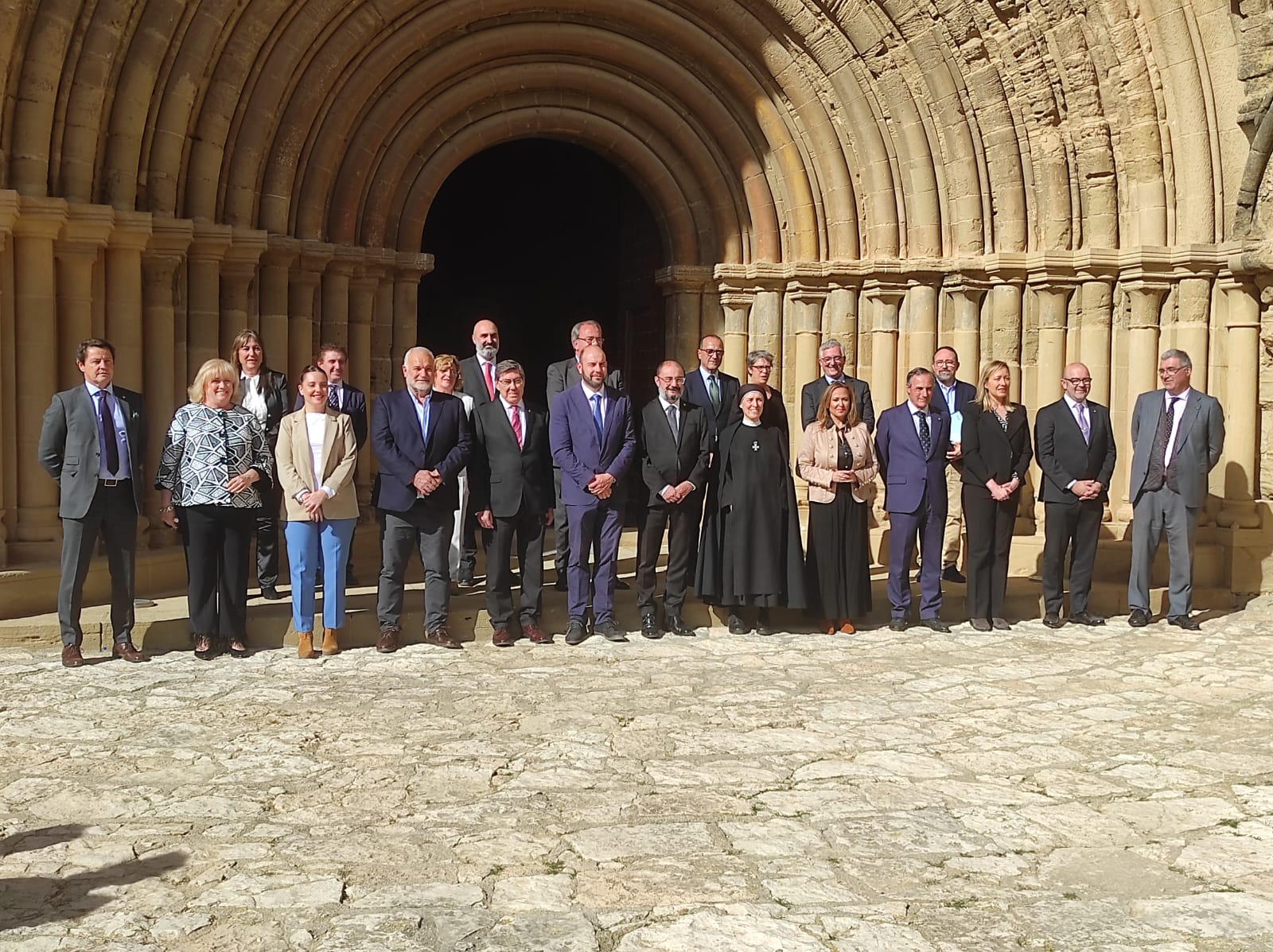 Foto de familia del ejecutivo autónomo en el monasterio de Sijena