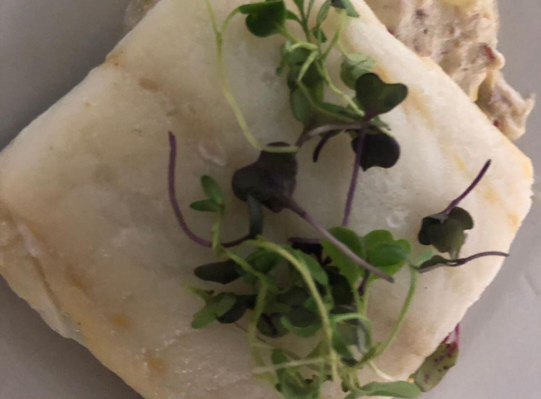 Merluza asada sobre puerros a la crema con jamón