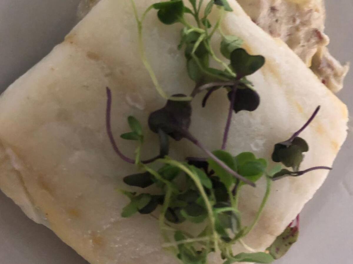 Merluza asada sobre puerros a la crema con jamón