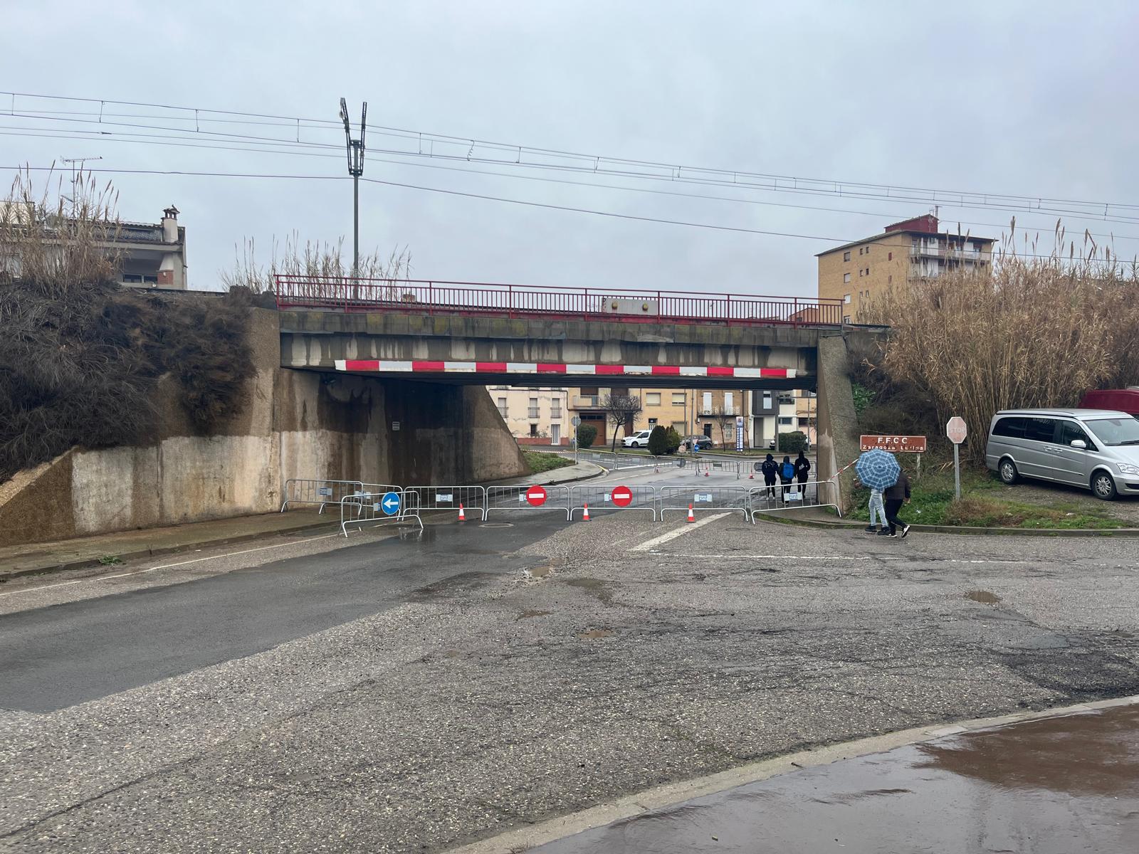 Túnel cerrado al tráfico de vehículos en la entrada y salida de Binéfar por la N-240.
