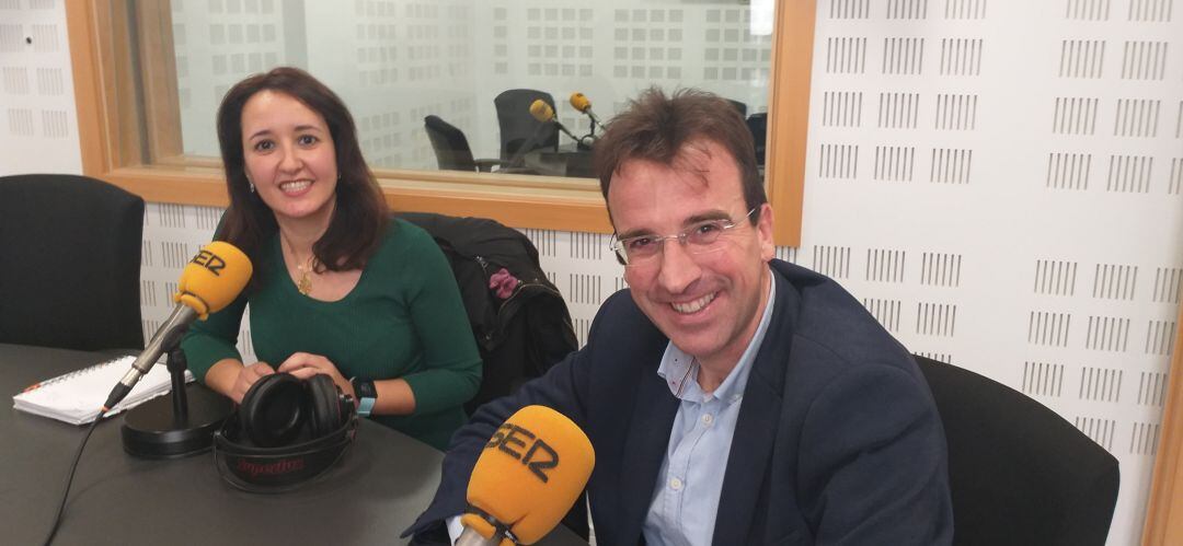 Miguel Ángel Recuenco, portavoz PP de Leganés y Nadia Belaradj, portavoz de Ciudadanos en Pinto, han hablado de los posibles pactos de gobierno.