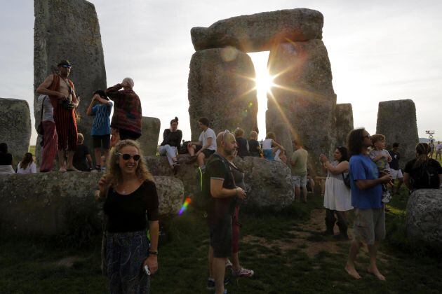 Numerosas personas acuden al monumento de Stonehenge, conocido como &quot;El Templo del Sol&quot;, para contemplar la salida del sol en el día más largo del año durante el festival del Solsticio de Verano, en Reino Unido, hoy, 21 de junio de 2017.