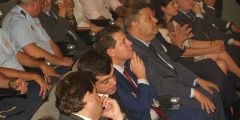 En el centro, Javier Cuenca y Emiliano García-Page, durante la toma de posesión de Santiago Cabañero, presidente de la Diputación de Albacete