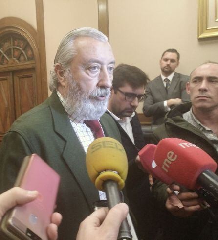 Julio Gómez-Pomar atiende a los periodistas al finalizar la reunión con las Plataformas en defensa del Ferrocarril