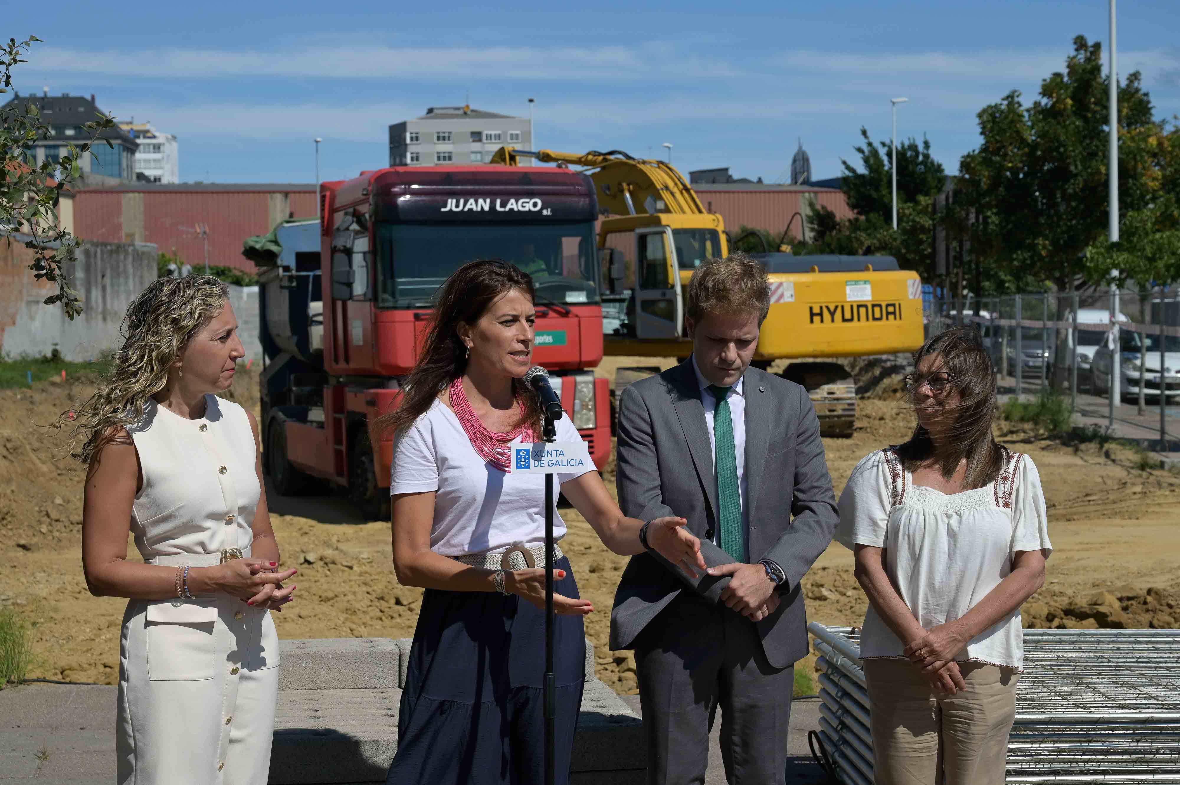 La conselleira de Vivenda, María Martínez Allegue, en agosto pasado en una de las obras en marcha en O Bertón (foto: Xunta de Galicia)