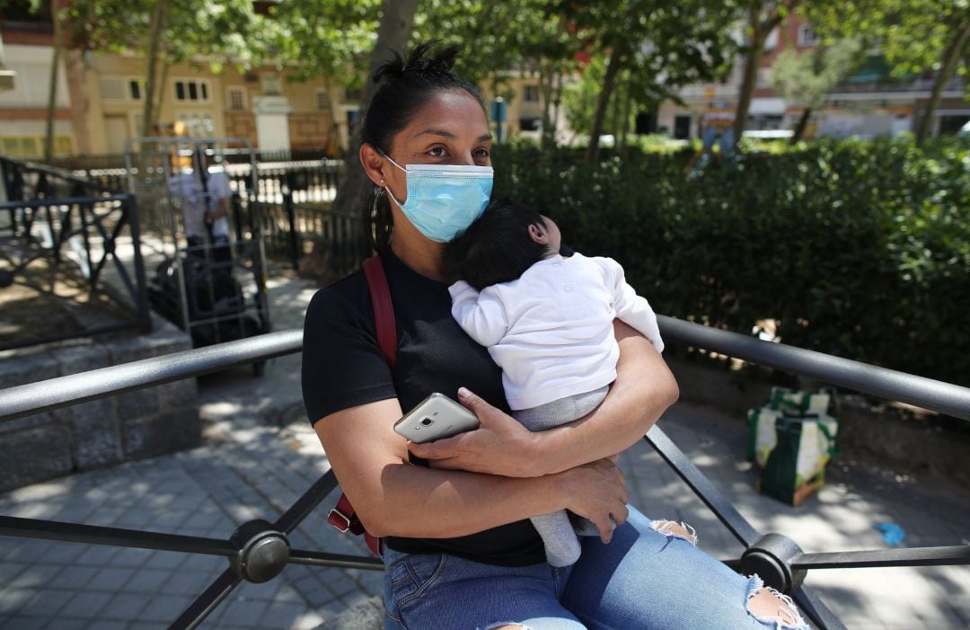 Una mujer con su bebé en brazos, en Madrid.