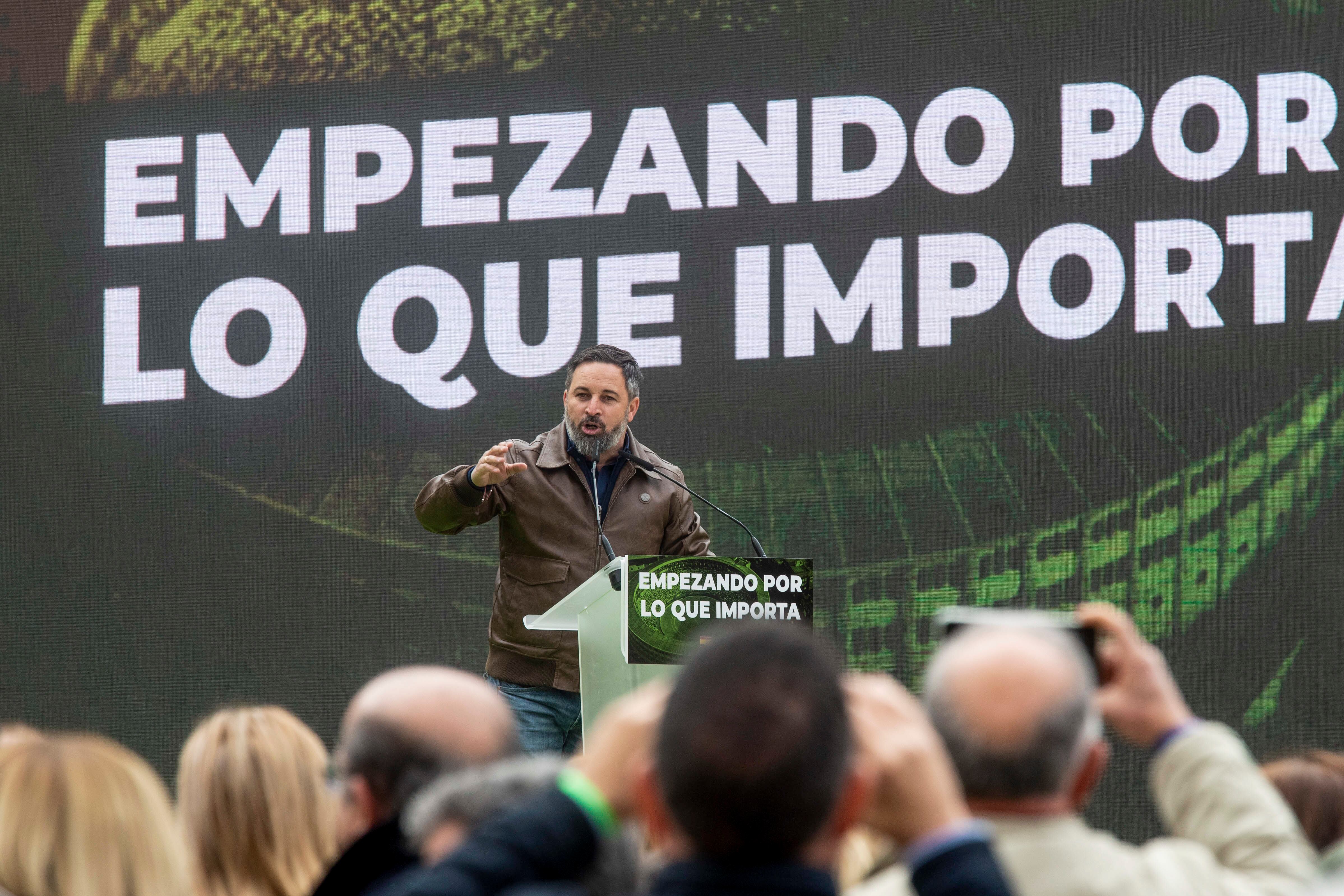 MUR4CIA, 12/02/2023.- El presidente de Vox Santiago Abascal durante el mitin que ha ofrecido este domingo en la plaza de toros de Murcia. Abascal ha dicho ante unas diez mil personas que &quot;el agua tiene que llegar al último rincón de España como sea, con interconexión de cuencas, pantanos o desaladoras&quot;. EFE/Marcial Guillén
