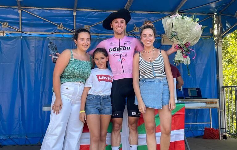 Rodrigo Álvarez en el podio del Trofeo de Muxika, carrera en la que se proclamó vencedor. / Foto: elpeloton.net
