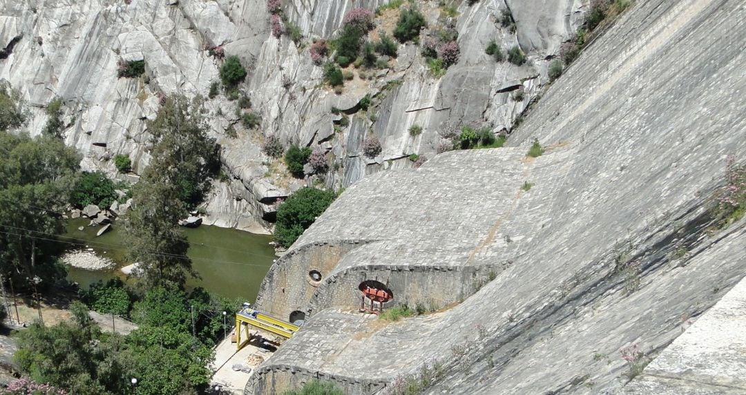 Salto de agua en la central del Jándula.